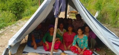 खाद्यान्नको अभाव झेल्दै, बाढी–पहिरो पीडित त्रिपालमुनी