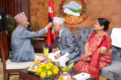 प्रधानमन्त्री ओलीद्वारा विजयादशमीको टीका ग्रहण   