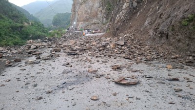 नारायणगढ-मुग्लिन सडक अवरुद्ध   