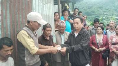 पहिरोपीडितलाई सांसद तामाङको सहयोग   