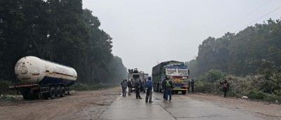 अवरुद्ध महेन्द्र राजमार्ग २४ घण्टापछि सञ्चालन   