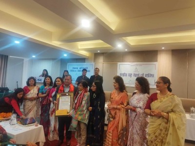 सञ्चारिका अग्रणी सम्मान पत्रकारद्वय अधिकारी र लोहनीलाई        