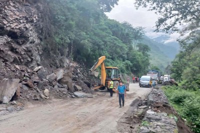 पहिराले विभिन्न राजमार्गको यातायात सेवा आंशिक प्रभावित    
