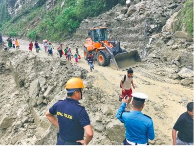 अविरल वर्षापछि सात जिल्लाका प्रमुख सडक अवरुद्ध, बिपी र कान्तिलोकपथमा राति सवारी रोक