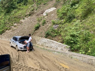 कालोपत्र नहुँदा बिहुँ-घोडाबाधे सडकखण्डमा वर्षौँदेखि सास्ती   