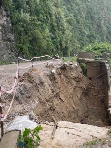 पृथ्वीराजमार्गको आँबुखैरेनीमा सडक भासियो   