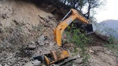 पहिरोमा पुरिएर एकजनाको मृत्यु, स्काभेटर चालक बेपत्ता    