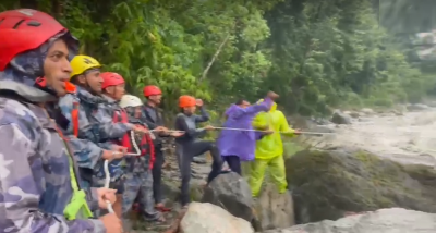 मोदीखोलामा फसेका तीन जनाको सकुशल उद्धार