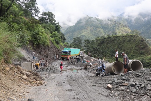 बेनी-जोमसोम सडक : पहिरो प्रभावित क्षेत्रमा स्तरोन्नति तीब्र