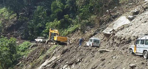 तीन दिनपछि खुल्यो बेँसीसहर-चामे सडक, साना सवारी सञ्चालनमा
