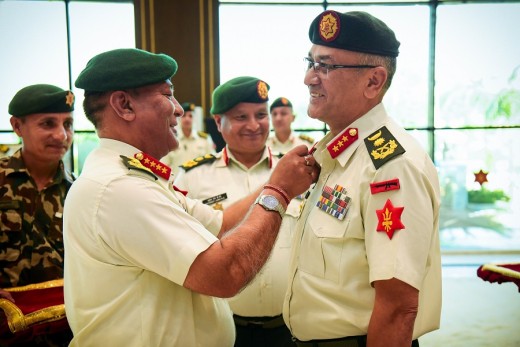 प्रधान सेनापतिद्वारा श्रेष्ठलाई रथीको दर्ज्यानी चिह्न प्रदान