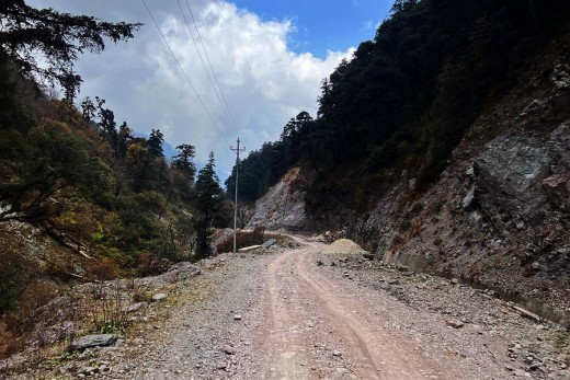 मध्यपहाडी राजमार्गको सडक कालोपत्र अनिश्चित