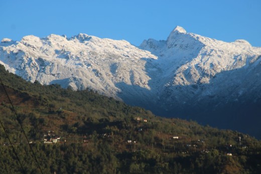 ताप्लेजुङका डाँडाकाँडा हिउँले सेताम्मे