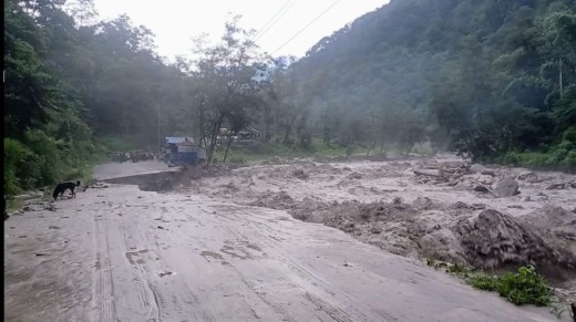 मोदी खोलाले सडक बगाउँदा घान्द्रुकमा पर्यटक अलपत्र