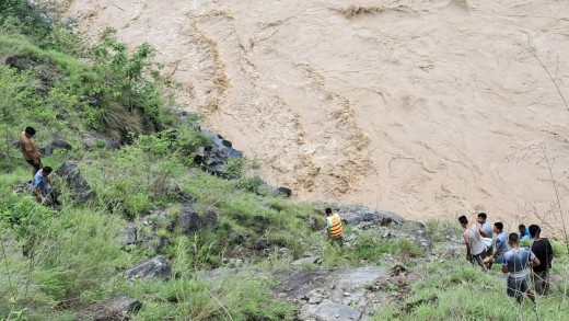 बेपत्ता गाडी पुनः खोज्दै गोताखोर
