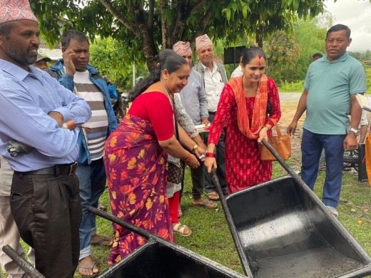 कृषि सामग्री ढुवानी गर्न किसानलाई ठेलागाडा सहयोग   