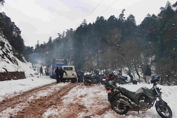 हिमपातका कारण मध्यपहाडी लोकमार्ग अवरुद्ध    