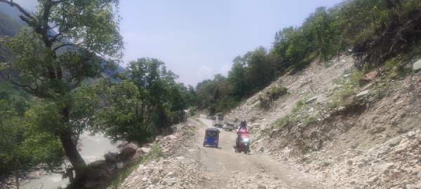 जोखिम बन्दै बेँसीसहर–चामे सडकयात्रा   