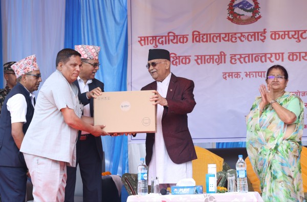 प्रधानमन्त्रीद्वारा तीन जिल्लाका सामुदायिक विद्यालयलाई कम्प्युटर वितरण