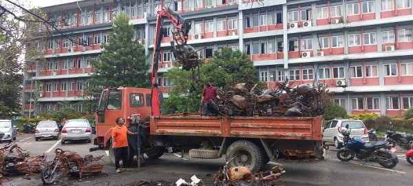 भारी उपकरणको सहयोगमा सिंहदरबार भित्रका जलेका सवारी हटाइँदै   