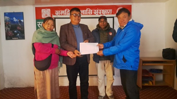 मुस्ताङमा तीन पालिकाका हिउँचितुवा पीडितलाई राहत वितरण        