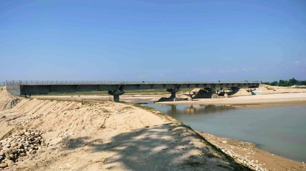 दोदा नदीमा निर्माणाधीन पुलको काम ९० प्रतिशत पूरा   