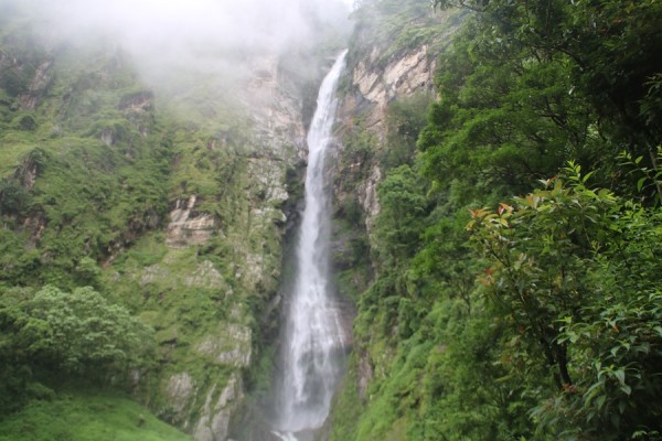 ओझेलमा ताप्लेजुङको ढङ्ढङ्गे झरना   