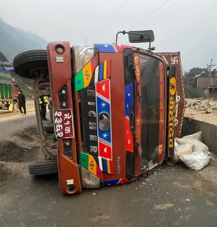 मिनीट्रक दुर्घटना हुँदा १९ वटा चौपाया मरे