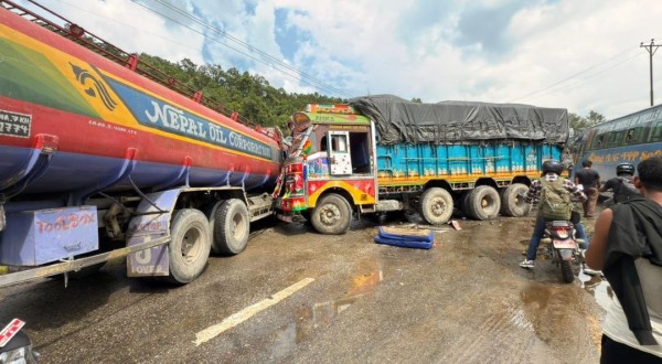 तीन वटा सवारीसाधन आपसमा ठोक्किँदा ३१ जना घाइते    