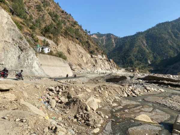 मुख्य राजमार्गकै यात्रा कठिन        