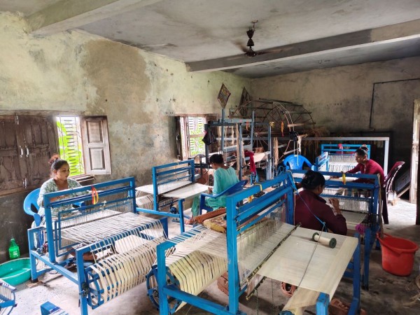 तालिमले फेरिएको जुगरानीको जीवन : केराको रेसाबाट कपडा उत्पादन    