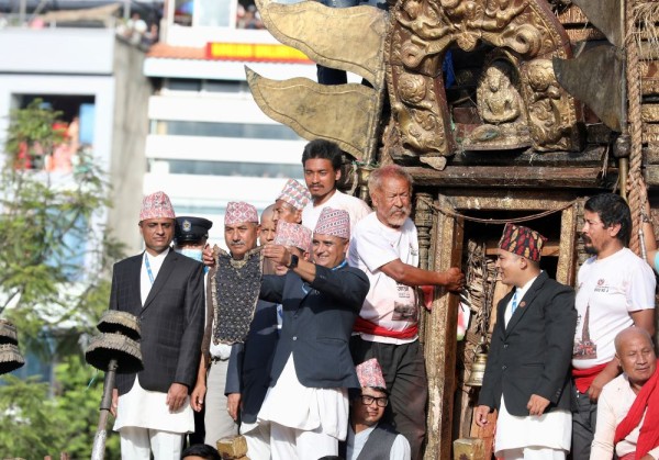 हजारौं मानिसका सामु भोटो देखाइयो