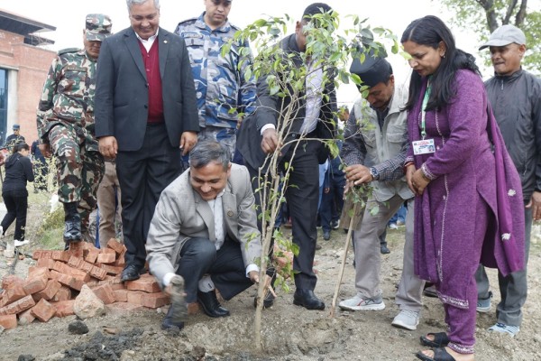 मन्त्रीहरूद्वारा नयाँ संसद् भवन परिसरमा वृक्षारोपण   