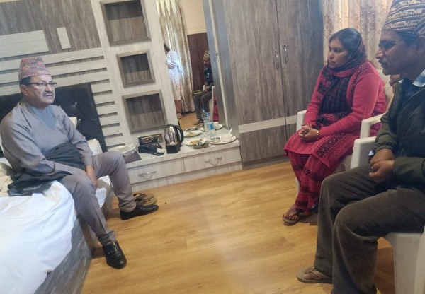 खोजबिनको माग गर्दै विपिनका बुबाआमाले भेटे परराष्ट्रमन्त्री