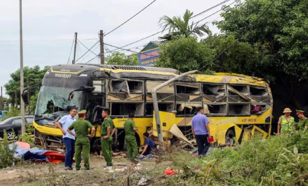 भियतनाममा यात्रुबाहक बस पल्टिँदा कम्तीमा ७ जनाको मृत्यु   