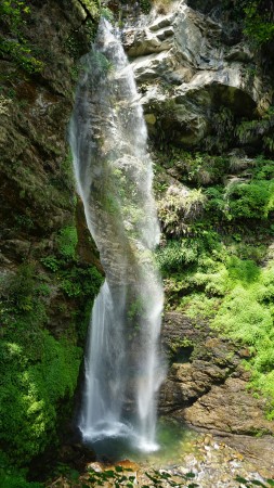 पर्यटक र पूर्वाधारका पर्खाइमा छहरे झरना   