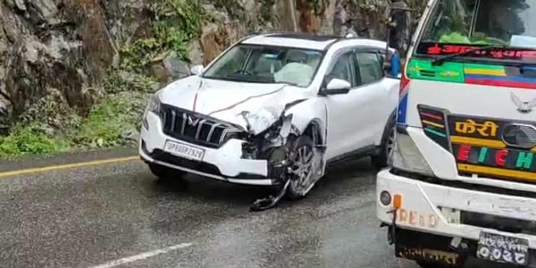 राजमार्गमा ढुङ्गा खसेर लाग्दा तीन जना भारतीय नागरिक घाइते        