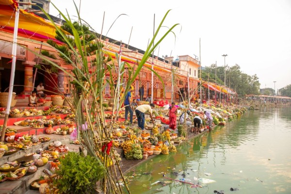 छठका बर्तालु बिहानै स्नान गरी निर्जल व्रत बसे, अस्ताउँदो सूर्यलाई अर्घ्य दिइँदै        