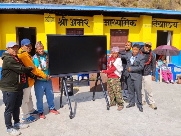 चिमखोलाका विद्यालयलाई ‘स्मार्ट बोर्ड’ सहयोग