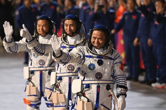 अन्तरिक्षबाट फर्काइएका ४ वटा मुसासहित वैज्ञानिक नमूनाहरू चिनियाँ अनुसन्धान टोलीलाई हस्तान्तरण        