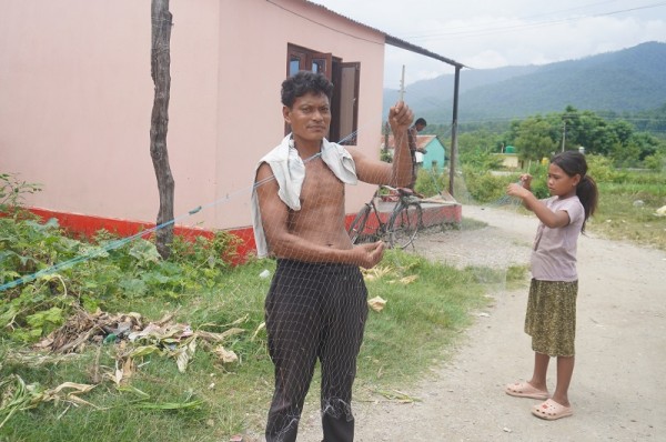 बोटे समुदायको परम्परागत पेसा सङ्कटमाः अनुमतिपत्र नवीकरणको पखाईमा   