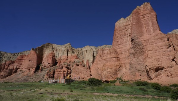 ढाक्मरका राताम्मे पहाड र गुफाले पर्यटक लोभ्याउँदै      