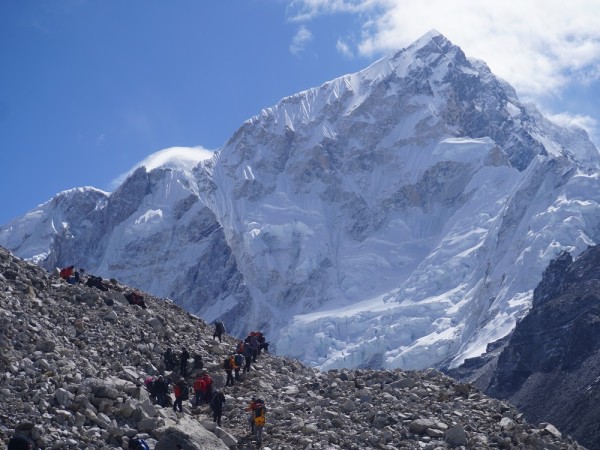 पर्वतारोहण पथप्रदर्शक पेसामा शेर्पा युवाको घट्दो आकर्षण   