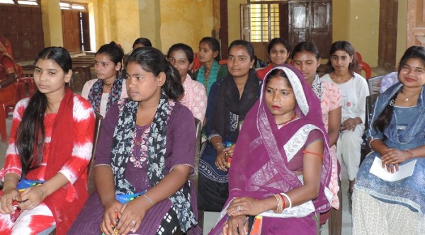 मिथिला ‘पेन्टिङ’ सिकाइमा जम्दै किशोरी