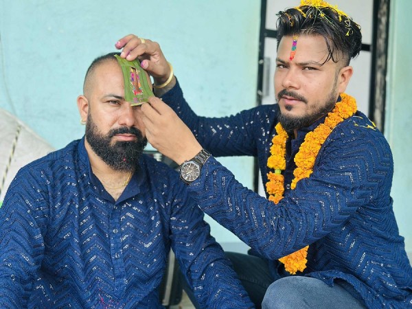 दाजुभाइले एकापसमा लगाए भाइटीका     