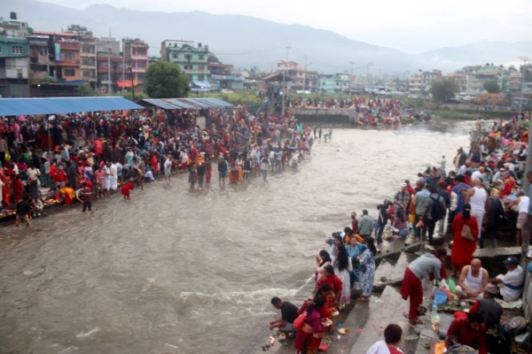 पितृप्रति श्रद्धा प्रकट गर्न गोकर्णमा भक्तजनको भीड        