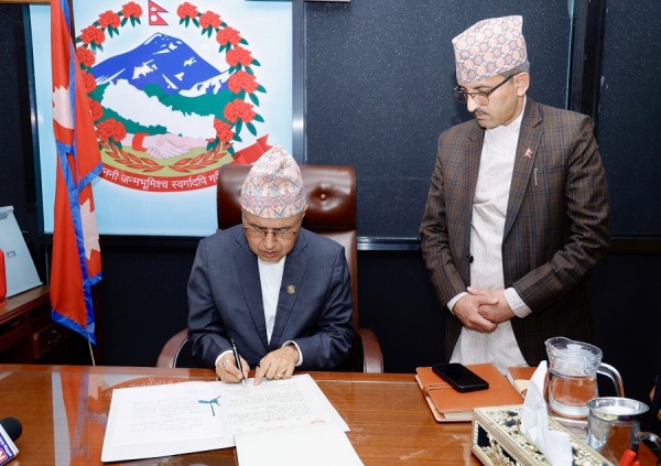 अर्थमन्त्री खनालद्वारा सामान्य प्रशासन मन्त्रालयमा पदबहाली   