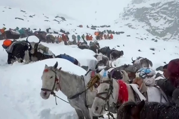 सगरमाथा नजिकै फसेका करिब एक हजार पर्वतारोहीको सकुशल उद्धार        