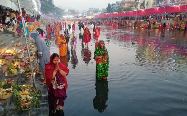 उदाउँदो सूर्यलाई अघ्र्य दिंदै भव्य रुपमा छठ पर्व सम्पन्न