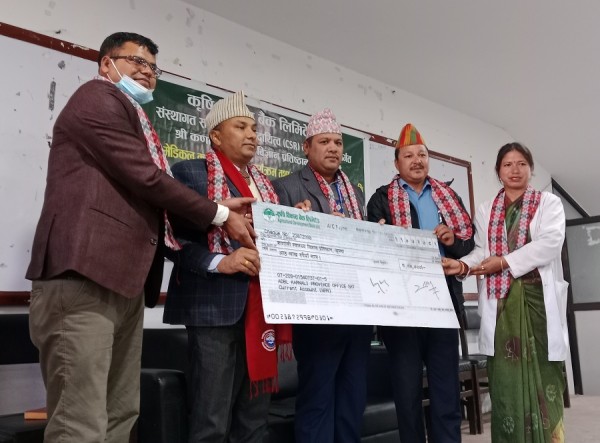 कृषि विकास बैंकद्वारा कर्णाली स्वास्थ्य विज्ञान प्रतिष्ठानलाई आठ लाख सहयोग